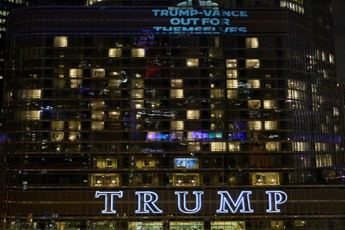 1816 campanha de kamala projeta frases provocativas em hotel de trump
