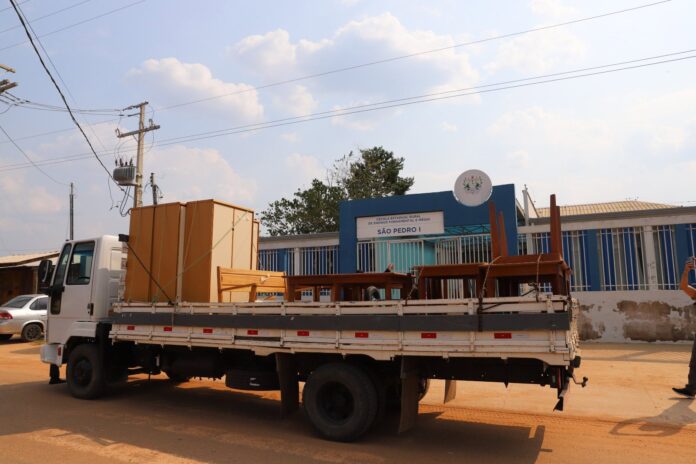 governo-entrega-mobiliarios-em-escolas-rurais-de-rio-branco governo-entrega-mobiliarios-em-escolas-rurais-de-rio-branco