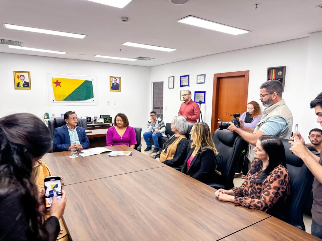 policia-civil-do-acre-e-aleac-lancam-campanha-de-arrecadacao-para-o-projeto-‘closet-solidario’,-que-visa-apoiar-mulheres-e-criancas-vitimas-de-violencia