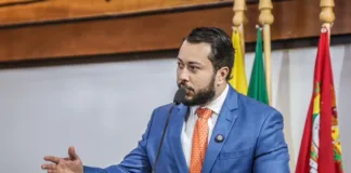 “Que Deus te ilumine”: Emerson Jarude manifesta apoio à candidatura de Gilberto Lira à prefeitura de Sena Madureira 4189 que deus te ilumine emerson jarude manifesta apoio a candidatura de gilberto lira a prefei66cdc62397b7f