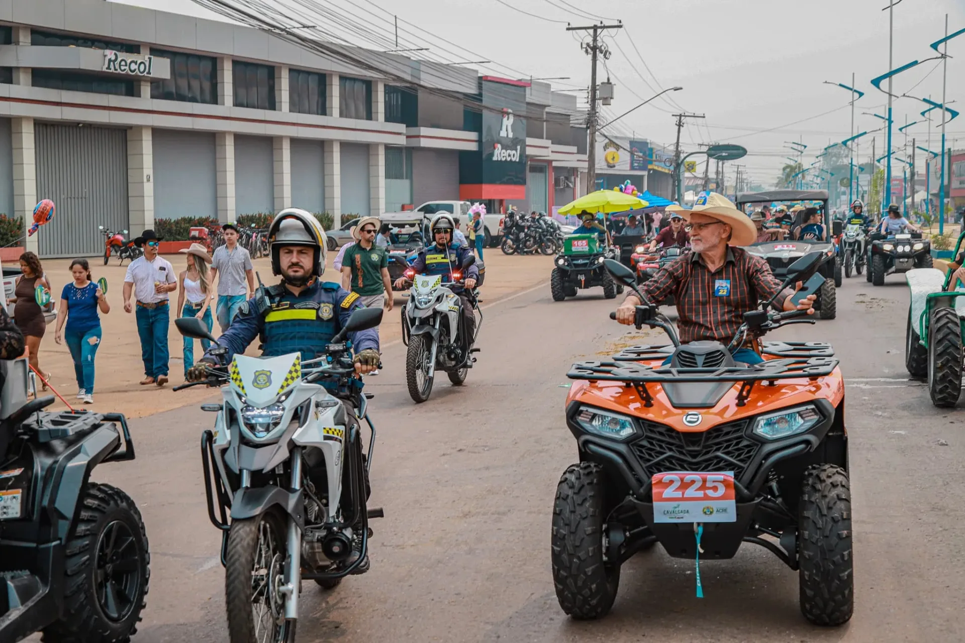 4899 detran e policia militar organizam o transito durante a cavalgada da expoacre