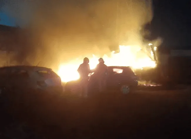 4928 incendio criminoso atinge veiculo em patio do cisp de acrelandia suspeitos sao presos
