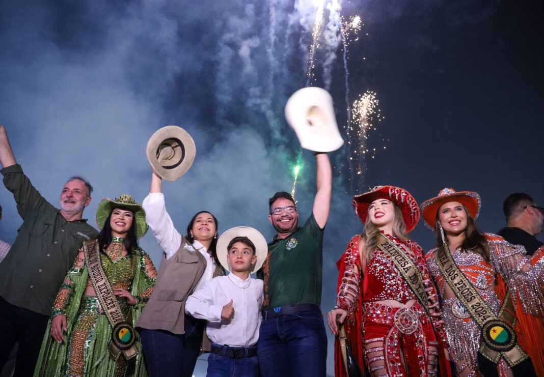 montado-a-cavalo-e-levando-a-bandeira-do-acre,-governador-gladson-cameli-participa-da-abertura-do-rodeio