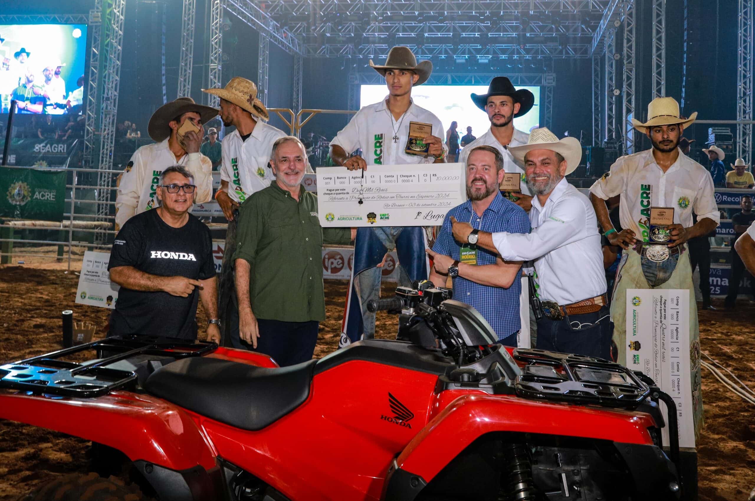 Campeão da final do rodeio da Expoacre leva R$10 mil e quadriciclo