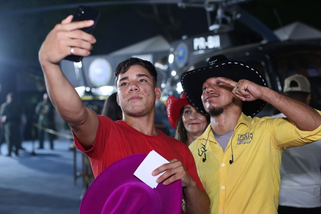 na-primeira-noite-de-expoacre,-sejusp-lanca-campanha-voando-com-a-seguranca