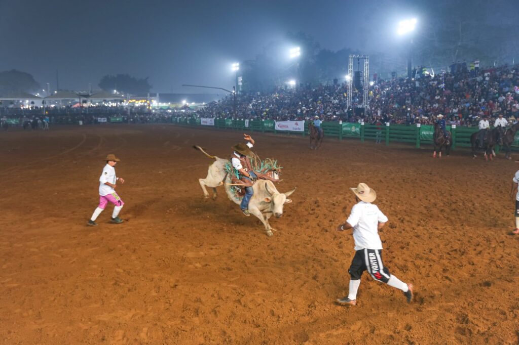 semifinal-agita-arena-e-define-finalistas-do-rodeio-na-expoacre