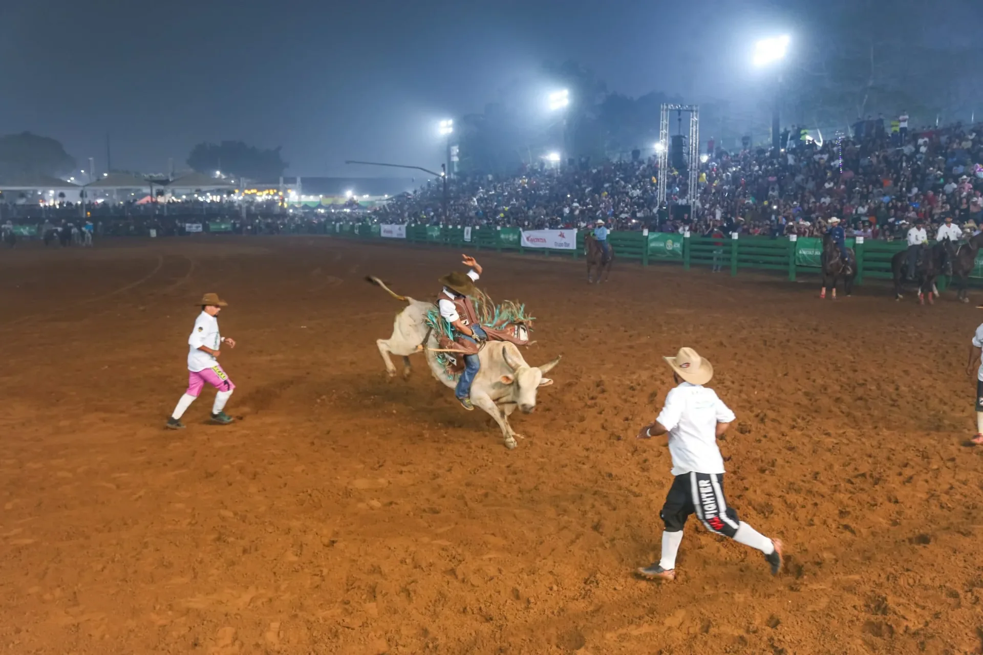 5488 semifinal agita arena e define finalistas do rodeio na expoacre