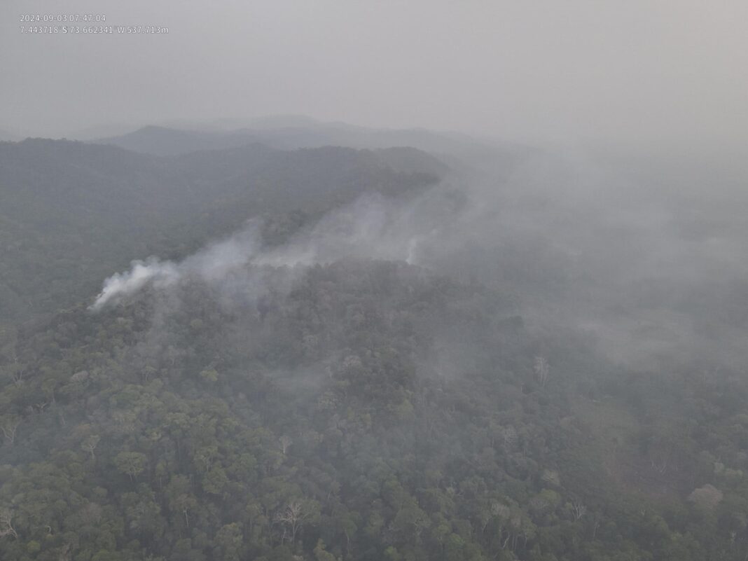 governo-do-acre-mobiliza-equipes-e-controla-incendio-na-serra-do-divisor,-em-acao-coordenada-com-o-icmbio