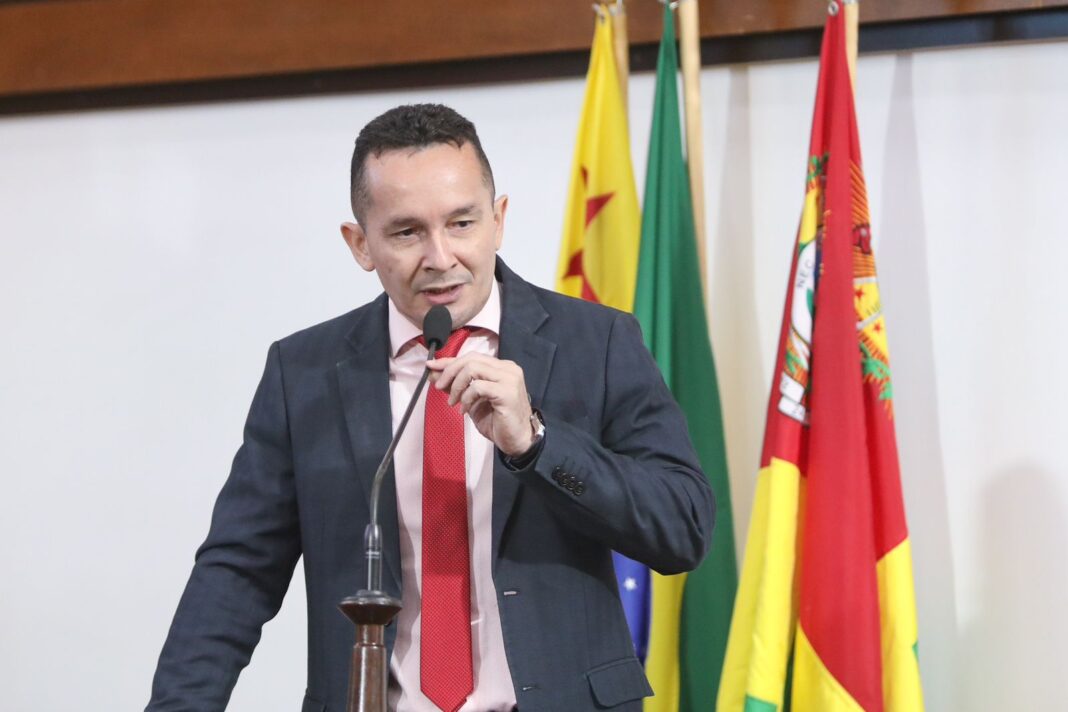 na-aleac,-adailton-cruz-alerta-para-a-gravidade-das-queimadas-e-elogia-medidas-de-protecao-a-saude-publica