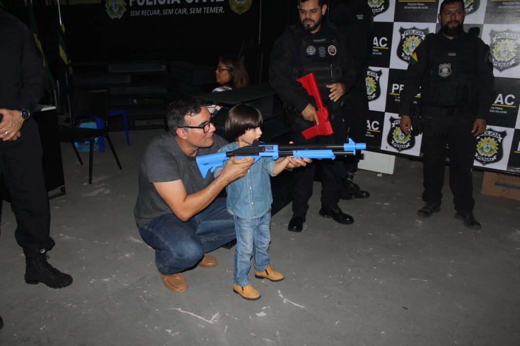 policia-penal-faz-demonstracao-com-equipamentos-utilizados-em-treinamento-de-armamento-e-tiro-durante-expoacre