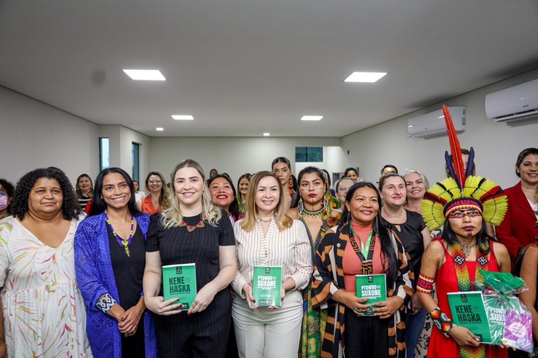 no-dia-internacional-da-mulher-indigena-e-da-amazonia,-semulher-lanca-cartilha-lei-maria-da-penha-traduzida-nas-linguas-manchineri-e-huni-kuin