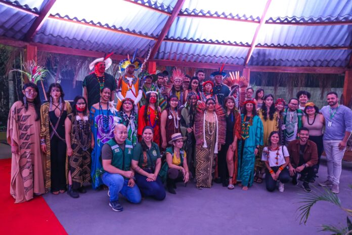 colecao-yawa-tari-de-nedina-yawanawa-e-destaque-em-desfile-de-moda-na-expoacre