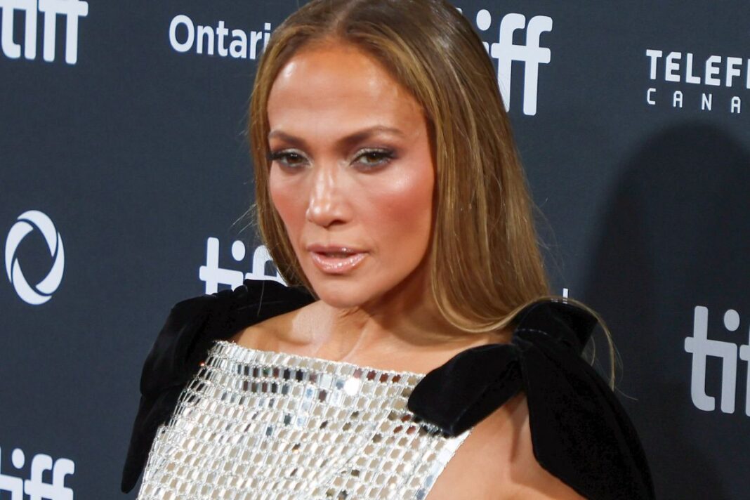 jennifer-lopez-promove-filme-produzido-por-ben-affleck-com-vestido-arrasador