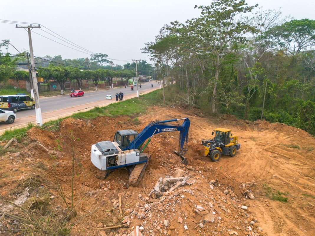 deracre-trabalha-em-obras-de-estabilizacao-na-avenida-antonio-da-rocha-viana-e-tapa-buraco-no-parque-industrial-e-bairro-jorge-lavocat