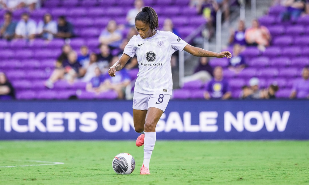 ary-borges-distribui-assistencia-em-vitoria-do-louisville-pela-nwsl