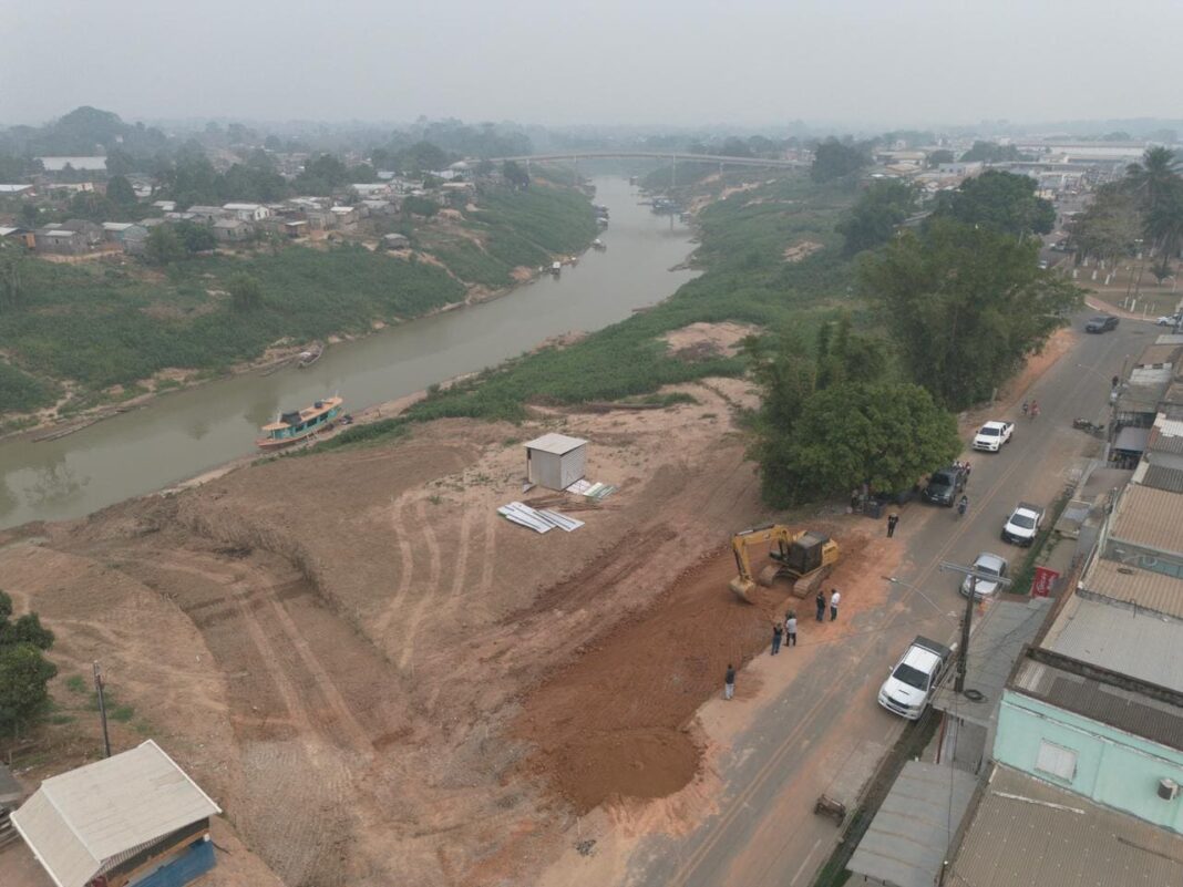 em-sena-madureira,-deracre-vistoria-obras-na-estrada-mario-lobao-e-construcao-de-rampa-e-pavimentacao-na-reserva-cazumba-iracema