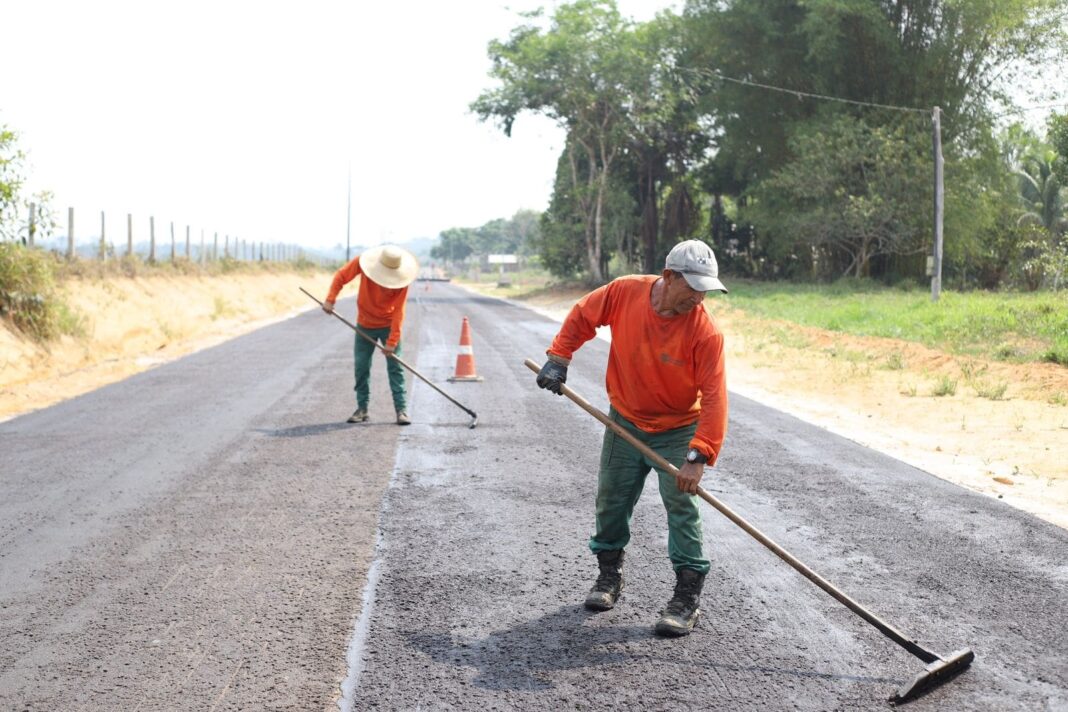 deracre-vistoria-obras-da-ac-405,-pavimentacao-do-ramal-macaxeiral-i-e-ponte-do-viola