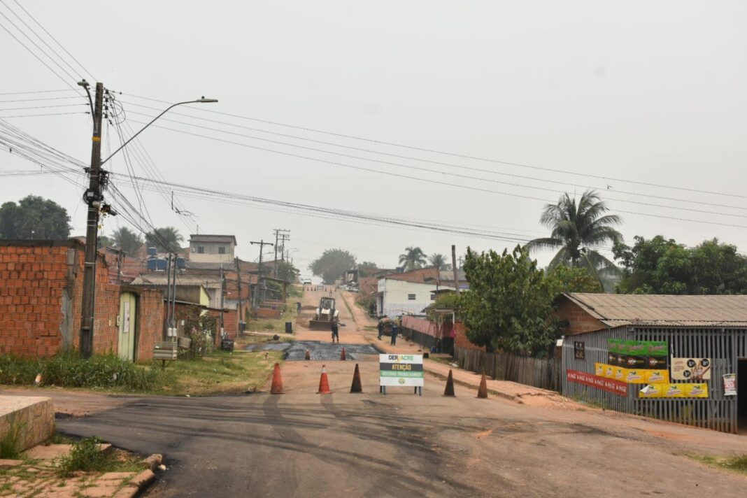 deracre-realiza-operacao-tapa-buraco-no-bairro-montanhes,-em-rio-branco