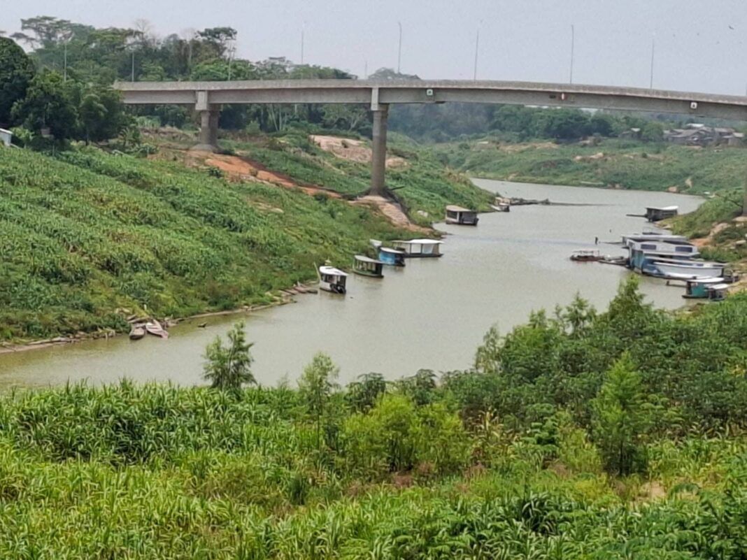 rio-iaco-atinge-32-centimetros-e-chega-a-maior-seca-historia-em-sena-madureira