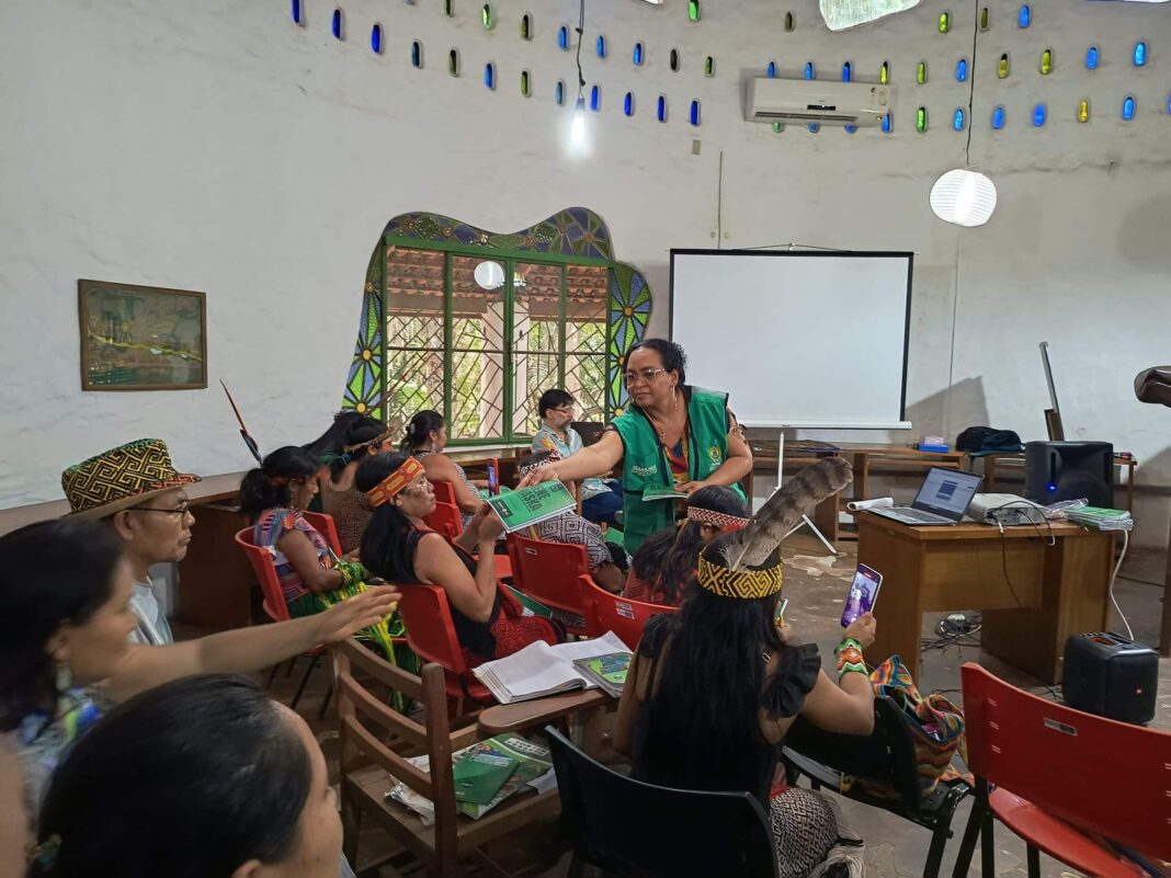 semulher-entrega-cartilha-lei-maria-da-penha-para-mulheres-indigenas,-traduzida-em-huni-kuin,-para-comissao-pro-indigena-do-acre