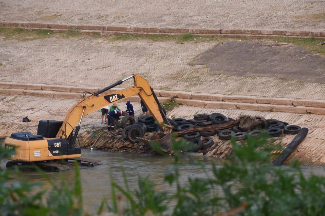 em-rio-branco,-deracre-retira-mais-de-600-pneus-do-rio-acre-em-operacao-de-limpeza