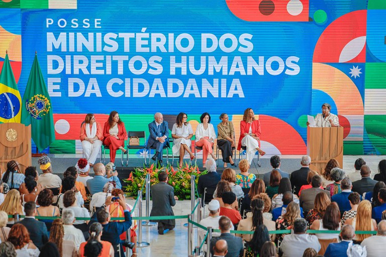 presidente-empossa-nova-ministra-dos-direitos-humanos-e-da-cidadania,-macae-evaristo