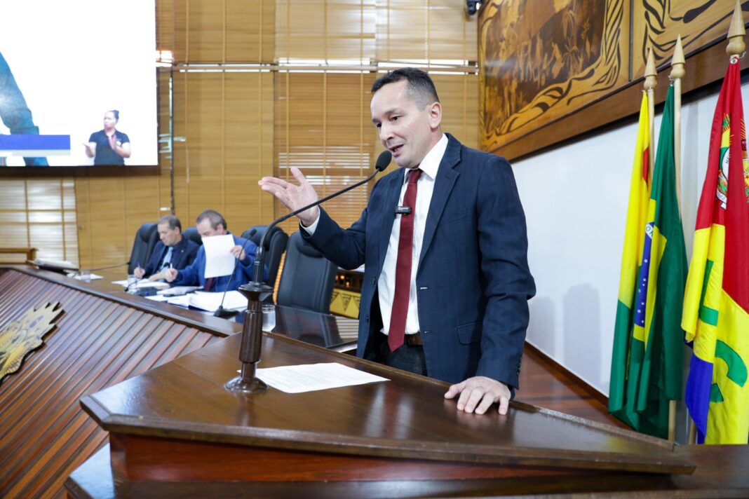 adailton-cruz-cobra-providencias-sobre-falta-de-merenda-escolar-e-problemas-no-transporte-dos-alunos