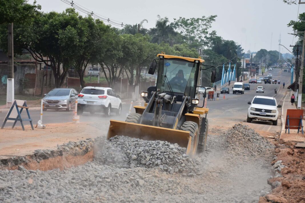 deracre-segue-com-obras-de-estabilizacao-na-avenida-antonio-da-rocha-viana,-garantindo-seguranca-e-melhorias-para-rio-branco