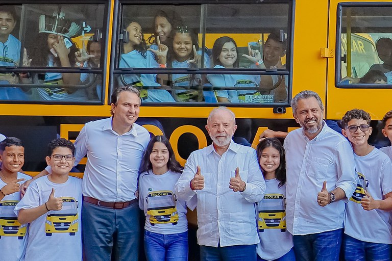 “estamos-cumprindo-com-a-obrigacao-de-cuidar-do-povo”,-diz-lula-sobre-entrega-de-113-novos-onibus-escolares-ao-ceara