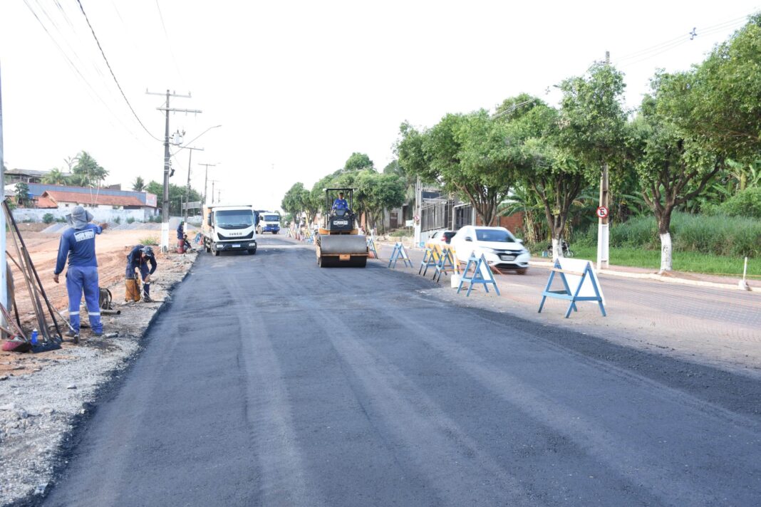 em-rio-branco,-deracre-recupera-e-asfalta-trecho-na-avenida-antonio-da-rocha-viana