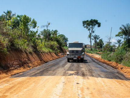 prefeitura-de-cruzeiro-do-sul-realiza-obras-de-terraplanagem-e-pavimentacao-no-boulevard-thaumaturgo-e-rua-rego-barros