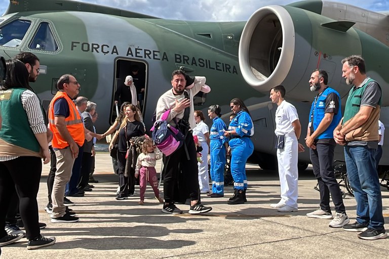 setimo-voo-com-brasileiros-resgatados-do-libano-pousa-em-sao-paulo