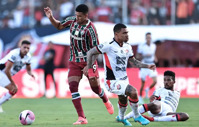 com-penalti-polemico-no-fim,-fluminense-perde-para-o-vitoria-em-salvador