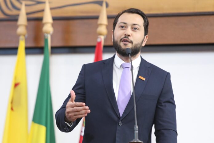 emerson-jarude-destaca-a-importancia-do-enem-e-oferece-apoio-com-aulao-gratuito-de-redacao emerson-jarude-destaca-a-importancia-do-enem-e-oferece-apoio-com-aulao-gratuito-de-redacao