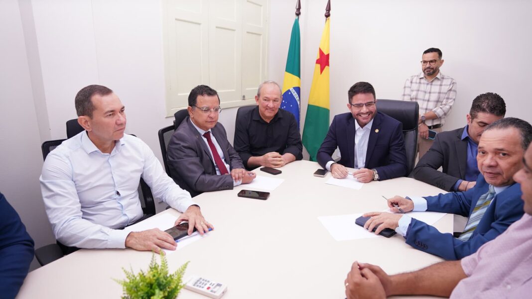 governador-gladson-cameli-reforca-uniao-entre-executivo-e-legislativo-em-reuniao-estrategica-com-deputados-da-base-governista