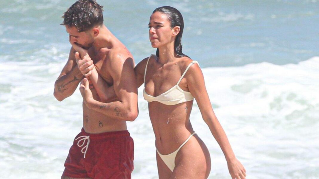 bruna-marquezine-e-joao-guilherme-sao-flagrados-curtindo-uma-praia-no-rio-de-janeiro