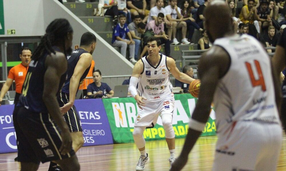 em-noite-de-recordes,-betinho-lidera-vitoria-do-caxias-no-nbb