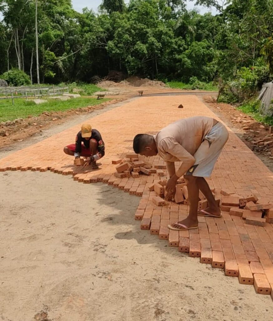 deracre-inicia-pavimentacao-em-tijolos-na-reserva-cazumba-iracema,-em-sena-madureira
