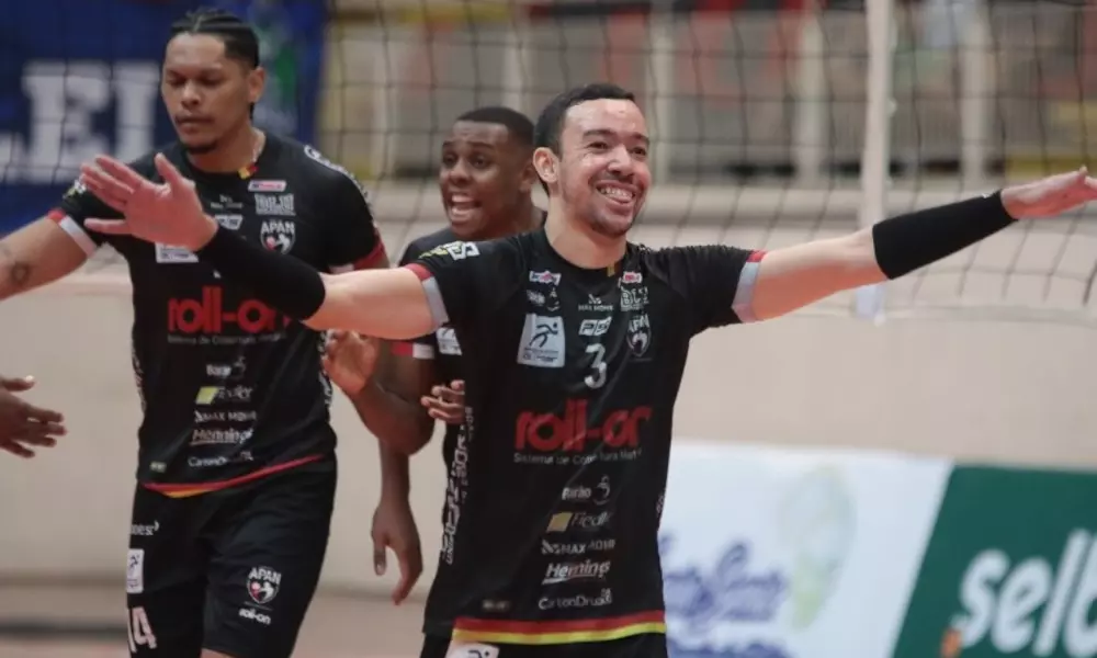 blumenau-ganha-duelo-direto-e-sobe-ao-6o-lugar-da-superliga