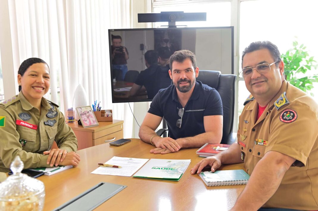 saude-do-acre-e-corpo-de-bombeiros-firmam-cooperacao-para-fortalecimento-de-acoes-aeromedicas-e-ambientais