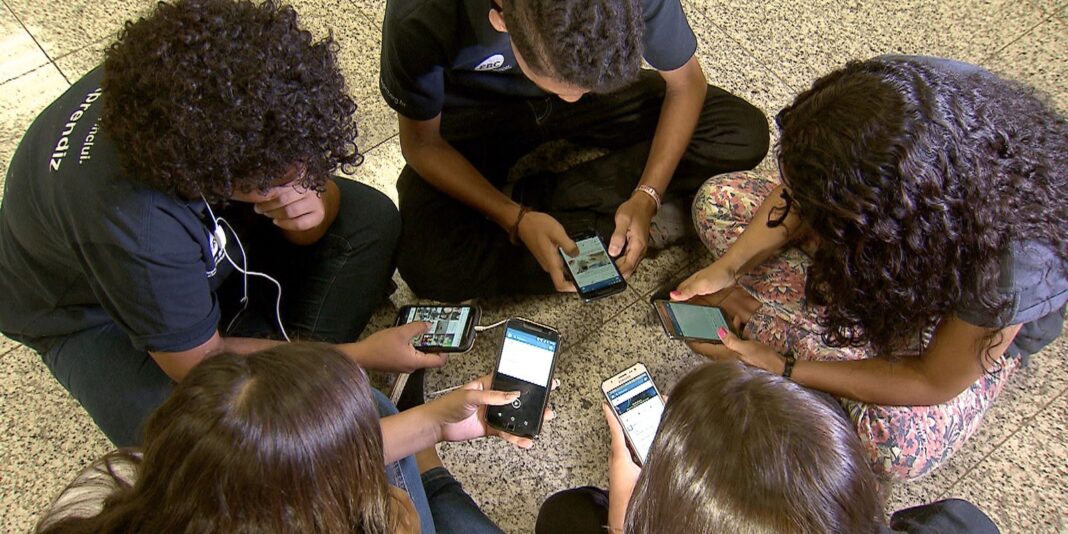 “nem-no-recreio”:-pesquisadores-da-educacao-criticam-celular-na-escola