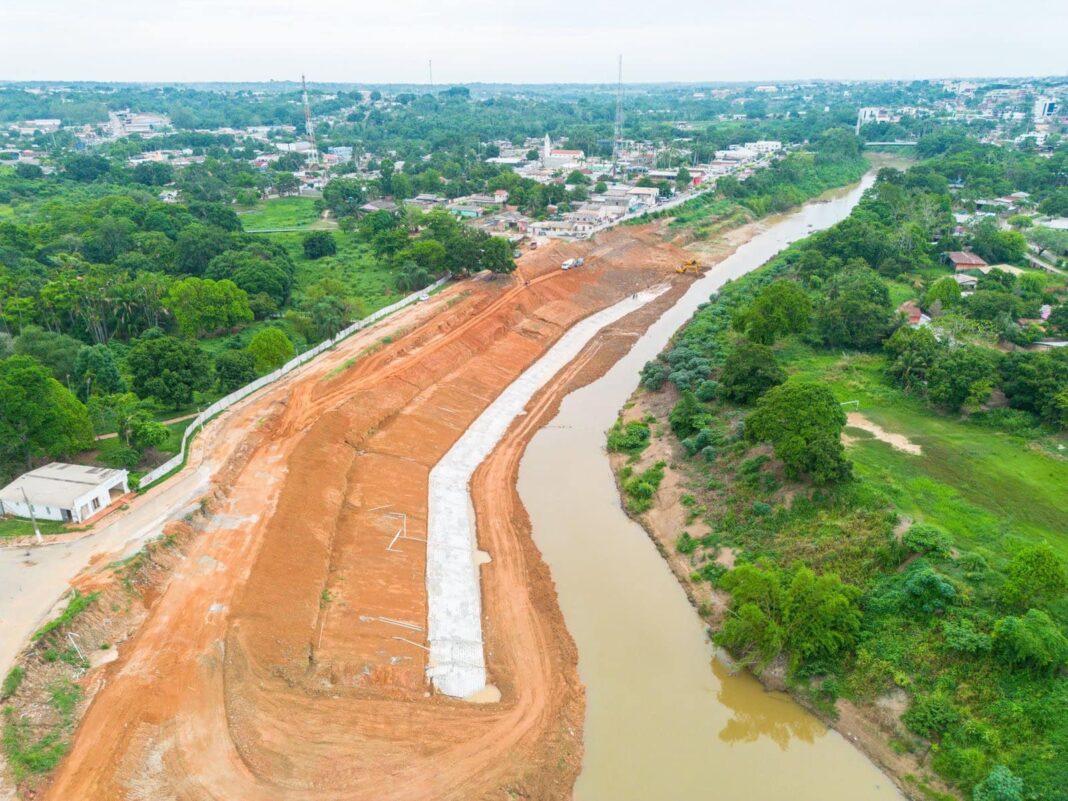 deracre-avanca-com-obras-de-concretagem-da-orla-do-rio-acre-em-brasileia