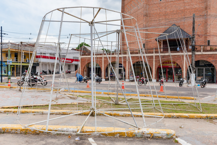 prefeitura-de-cruzeiro-do-sul-inicia-ornamentacao-natalina-no-centro-da-cidade