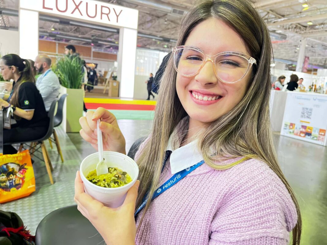 arroz-caldoso-de-rabada-no-tucupi-e-jambu-do-acre-e-apresentado-na-arena-gastronomica-da-festuris,-em-gramado