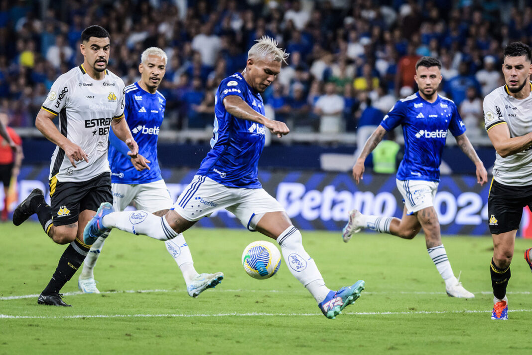 cruzeiro-vence-dentro-de-casa-e-mantem-criciuma-ameacado-pelo-z4