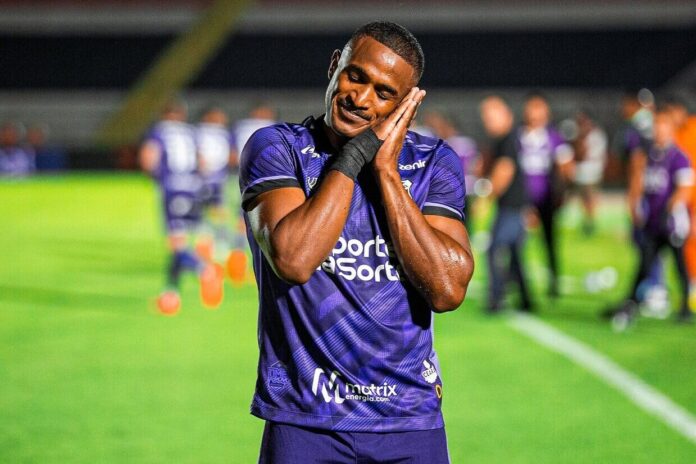 em-noite-de-gala-de-saulo-mineiro,-ceara-goleia-botafogo-e-volta-ao-g4-da-serie-b