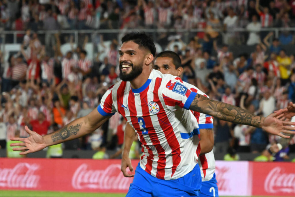 com-direito-a-golaco-de-bicicleta,-paraguai-busca-virada-sobre-a-argentina