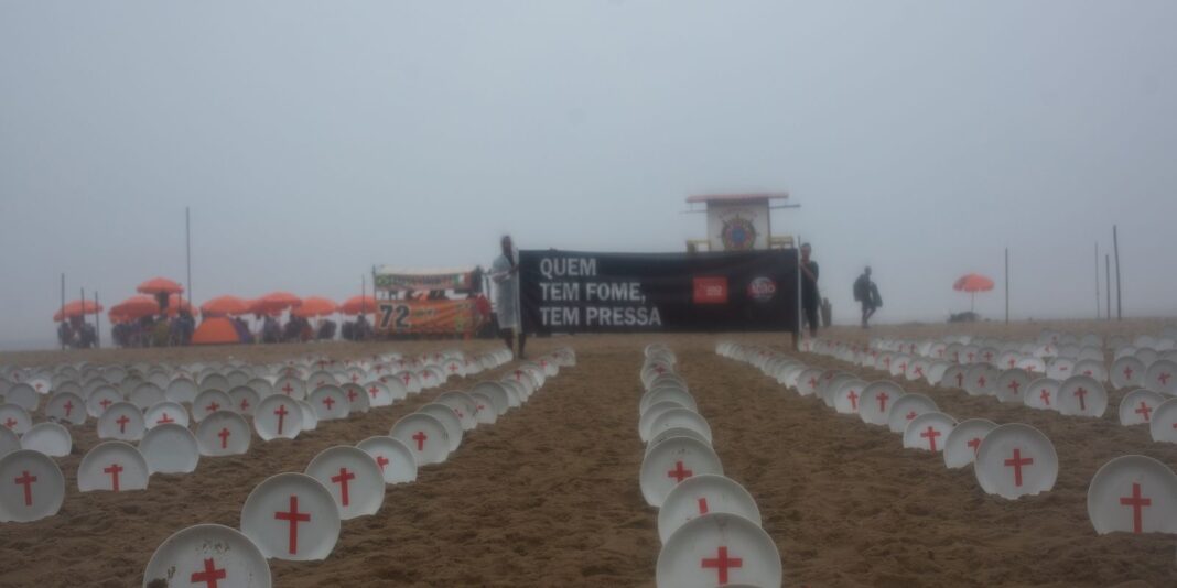 copacabana-recebe-manifestacoes-pelo-fim-da-fome-e-para-pressionar-g20