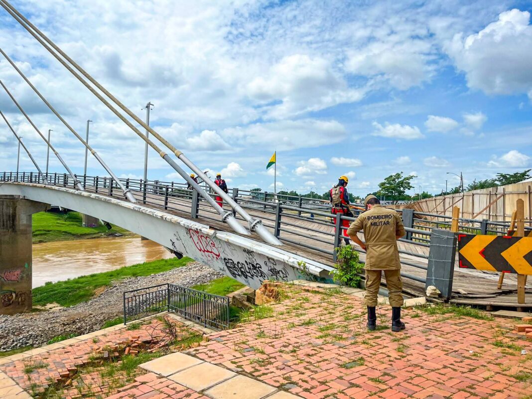 governo-do-acre-realiza-instalacao-de-cabos-de-aco-no-pilar-principal-da-passarela-joaquim-macedo