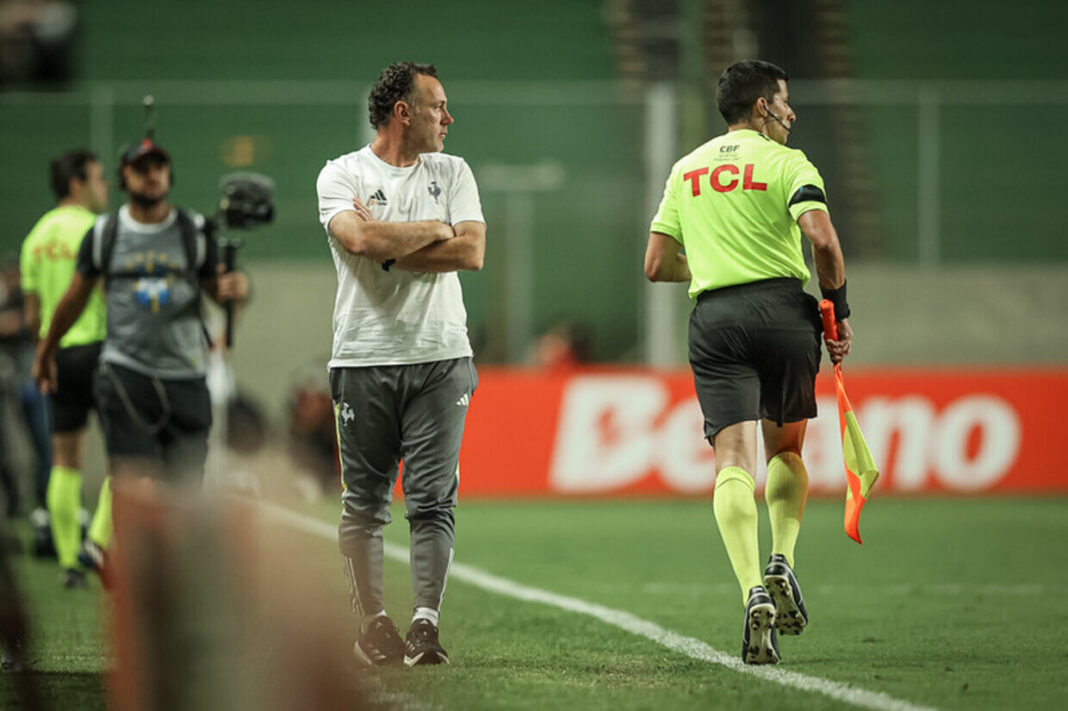 milito-confessa-que-libertadores-tirou-o-foco-no-brasileiro,-mas-ve-time-forte-para-final